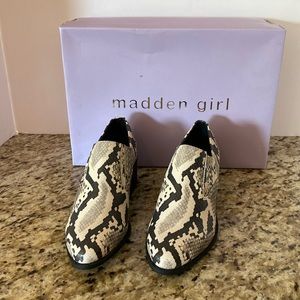 Madden girl Snakeskin like black / white size 5